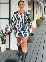 Blusa de corte holgado con mangas abullonadas, confeccionada en tela liviana con estampado animal print abstracto en tonos azules, beige y marrones.