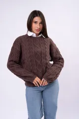 Sweater de punto con diseño de trenzas y rombos, color marrón, de cuello redondo y corte holgado.