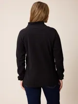 Buzo de polar con cuello alto y medio cierre frontal. Presenta un diseño de manga larga con puños elásticos y logo bordado en el pecho.