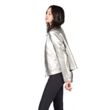 Campera de cuero sintético metalizado en color plateado, con cuello clásico, cierre frontal completo y bolsillos laterales.