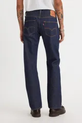 Jeans de corte recto, color azul oscuro, con tiro alto y cierre de botones.