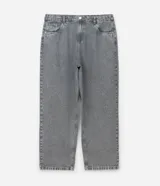 Pantalón de jean de corte recto y tiro medio, color gris con acabado lavado y aplicaciones de brillos distribuidas en las piernas. Cuenta con diseño de cinco bolsillos, cierre frontal con botón y costuras reforzadas.