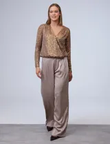 Blusa de fiesta color borgoña, marca Ninety, confeccionada en microtul bordado con lentejuelas. Tiene escote en V cruzado, ruedo elastizado y forro interno a tono.