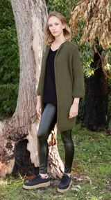 Tapado de punto color negro con textura tipo waffle, corte recto y mangas largas.