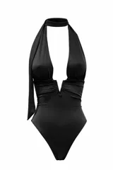 Body negro de diseño sofisticado con escote profundo en V y cuello halter. Presenta un ajuste entallado con detalles fruncidos en la zona del busto y la cintura, y una tira lateral decorativa que cae desde el cuello.