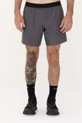 Short deportivo gris oscuro de tela ultra liviana con tecnología drifit y protección UV50+.