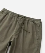 Bermuda masculina de sarga texturizada en color negro, con cintura elástica y ajuste mediante cordón. Presenta un corte regular, bolsillos laterales y un bolsillo trasero aplicado.