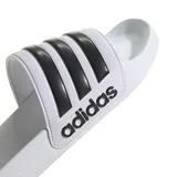 Ojotas tipo slide unisex Adidas Adilette Shower, color blanco con tres tiras negras en la capellada. Cuentan con plantilla anatómica con tecnología Cloudfoam para amortiguación.