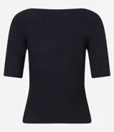 Blusa de punto acanalado en color verde oscuro, con escote bote y mangas cortas. Presenta un diseño ajustado al cuerpo y tejido de textura uniforme.