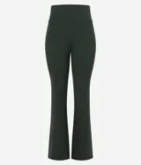 Pantalón flare deportivo Get Over de color verde oscuro, confeccionado en microfibra con cintura alta, pretina ancha, calce ajustado y vivos frontales.