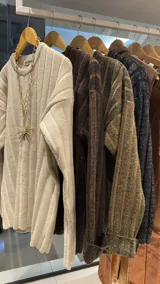 Buzo de punto con cuello redondo y mangas largas, confeccionado en lana merino y algodón.