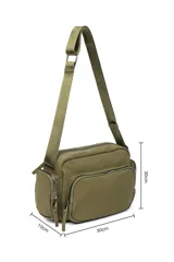 Bandolera negra con correa ajustable, bolsillo en la parte delantera y a los costados.