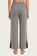 Pantalón de punto color gris, de corte recto y holgado, con cintura elástica y cordón ajustable.