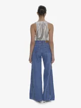 Pantalón de jean azul de calce regular y silueta wide leg. Presenta un cierre metálico exterior que recorre el largo de la pierna, aportando un detalle distintivo.