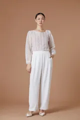 Pantalon de vestir blanco de corte recto y silueta amplia, con pinzas en la cintura y caída fluida.