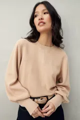 Sweater negro de tejido de punto con mangas abullonadas y puños elastizados.