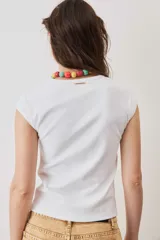 Remera blanca de manga corta y calce ajustado, con cuello redondo y textura acanalada.