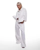 Pantalón de denim color blanco con patrón caliza, corte sastrero de pierna ancha, tiro alto, cierre frontal invisible, pretina cruzada y bordado negro del logo Temblad en la parte trasera.