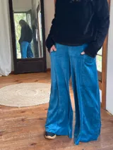 Pantalón palazzo de tiro alto confeccionado en plush de algodón, color azul, con diseño amplio y bolsillos laterales.