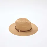 Sombrero de paja estilo panamá color beige, con ala ancha y una cinta marrón decorativa alrededor de la copa con hebilla metálica dorada.