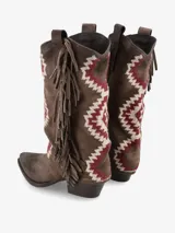 Bota de caña media confeccionada en cuero negro, con diseño de bordado geométrico en tonos blanco y bordó. Presenta detalle de flecos laterales y taco cuadrado de altura media.