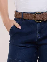 Short de algodón color beige, con pretina con pasadores, botón y cierre, bolsillos delanteros y bolsillos traseros abotonados. Incluye cinturón trenzado marrón.