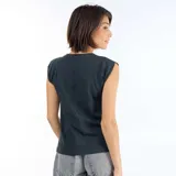 Camiseta de punto sin mangas color negro, con cuello redondo y diseño de corazón bordado en el pecho.