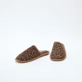 Pantuflas destalonadas de terciopelo con estampado animal print tipo leopardo en tonos marrones y negros, con ribete en color tostado.