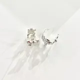 Par de caravanas tipo aro de plata 950 con diseño texturizado irregular.