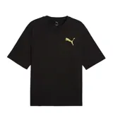 Remera Puma modelo Graphics Boxy Utility Tee, de color negro, corte boxy y mangas cortas. Cuenta con el logo de la marca estampado en tono amarillo en el pecho.
