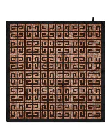 Pañuelo cuadrado con estampado geométrico en tonos tostado y negro, con bordes negros.