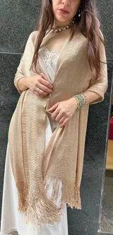 Chal de lurex color dorado, de tejido suave con brillo y flecos.