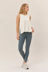 Musculosa deportiva negra de corte holgado, con cuello redondo y aberturas laterales en el ruedo.