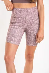 Short tipo biker de tiro alto, confeccionado en tejido técnico elástico de secado rápido, con costuras reforzadas y bolsillos laterales integrados.