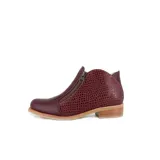 Botín azul con textura símil reptil, cierre lateral con cremallera y taco bajo de madera.