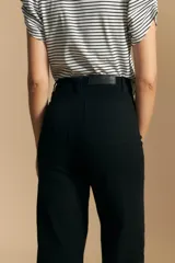 Pantalón negro de tiro alto y fit recto, confeccionado en algodón con elastano.