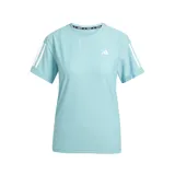 Remera de running celeste con cuello redondo y mangas cortas. Presenta las tres tiras características de Adidas en color blanco sobre los hombros y el logo de la marca en el pecho.