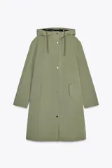 Chubasquero verde militar de cuello subido con capucha ajustable con cordones. Tiene manga larga, bolsillos delanteros con solapa y botón a presión oculto, y cierre frontal con cremallera oculta y botones a presión.