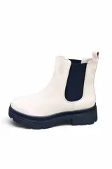 Bota tipo chelsea Splendid color beige, con paneles elásticos laterales negros y suela gruesa track en color negro con plataforma y taco bajo.