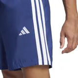 Shorts Adidas Essential Chelsea 3 Tiras, color azul con logo blanco y tres tiras blancas a los costados.