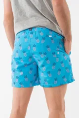 Short de baño azul con estampado de flamencos.