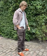 Pantalón de jean color chocolate, de corte recto y tiro medio.