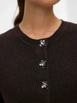 Cardigan de punto liviano color marrón oscuro, con cuello redondo, mangas largas y cierre frontal de botones. Presenta un diseño de calce regular y textura suave.