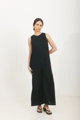 Vestido largo negro de corte recto y holgado, sin mangas, con escote redondo y costuras pespunteadas a contratono.