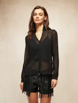 Camisa de tela semitransparente color negro con sutiles rayas verticales brillantes, cuello mao con volados, cierre frontal de botones y mangas largas con puños.