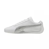 Championes Puma Speedcat LTH de perfil bajo, color blanco con detalles en dorado y suela negra. Diseño inspirado en el automovilismo con el logo de la marca en el lateral y la lengüeta.