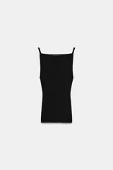 Top de punto acanalado color negro con cuello halter y tirantes finos, de corte ajustado al cuerpo.