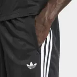 Short Adidas de corte clásico, color negro con las icónicas tres rayas blancas laterales y logo del trébol bordado en la pierna. Confeccionado en tejido de doble punto de poliéster reciclado, cuenta con cintura elástica y cordón de ajuste.
