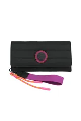 Billetera Trendy negra con diseño acolchado y logo circular en el frente. Incluye correa de muñeca desmontable en color fucsia y naranja.