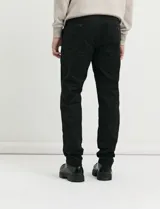 Pantalon de corte recto y estilo clásico en color negro, con cierre frontal y bolsillos laterales.